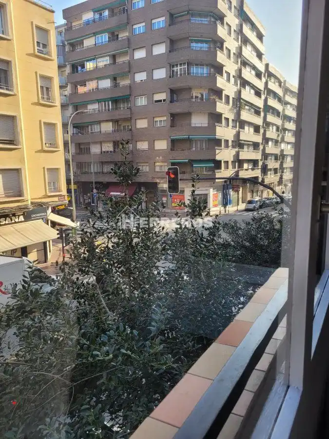 Vista exterior de Apartament en venda en  Logroño amb Calefacció, Parquet i Terrassa
