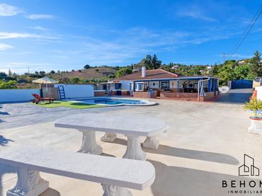 Villa con piscina in vendita a JARA