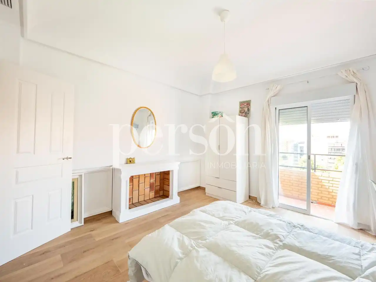 Schlafzimmer von Wohnung zur Miete in Valencia mit Klimaanlage, Terrasse und Möbliert