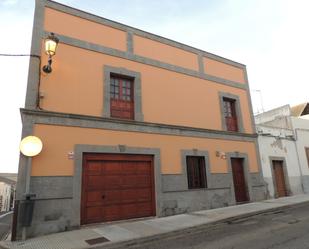 Vista exterior de Casa o xalet en venda en Telde amb Terrassa i Moblat