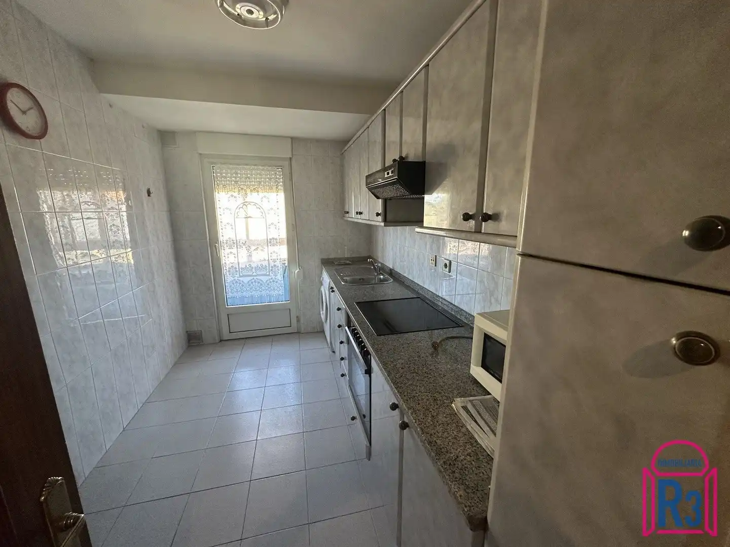 Cuina de Apartament en venda en León Capital  amb Calefacció, Terrassa i Moblat