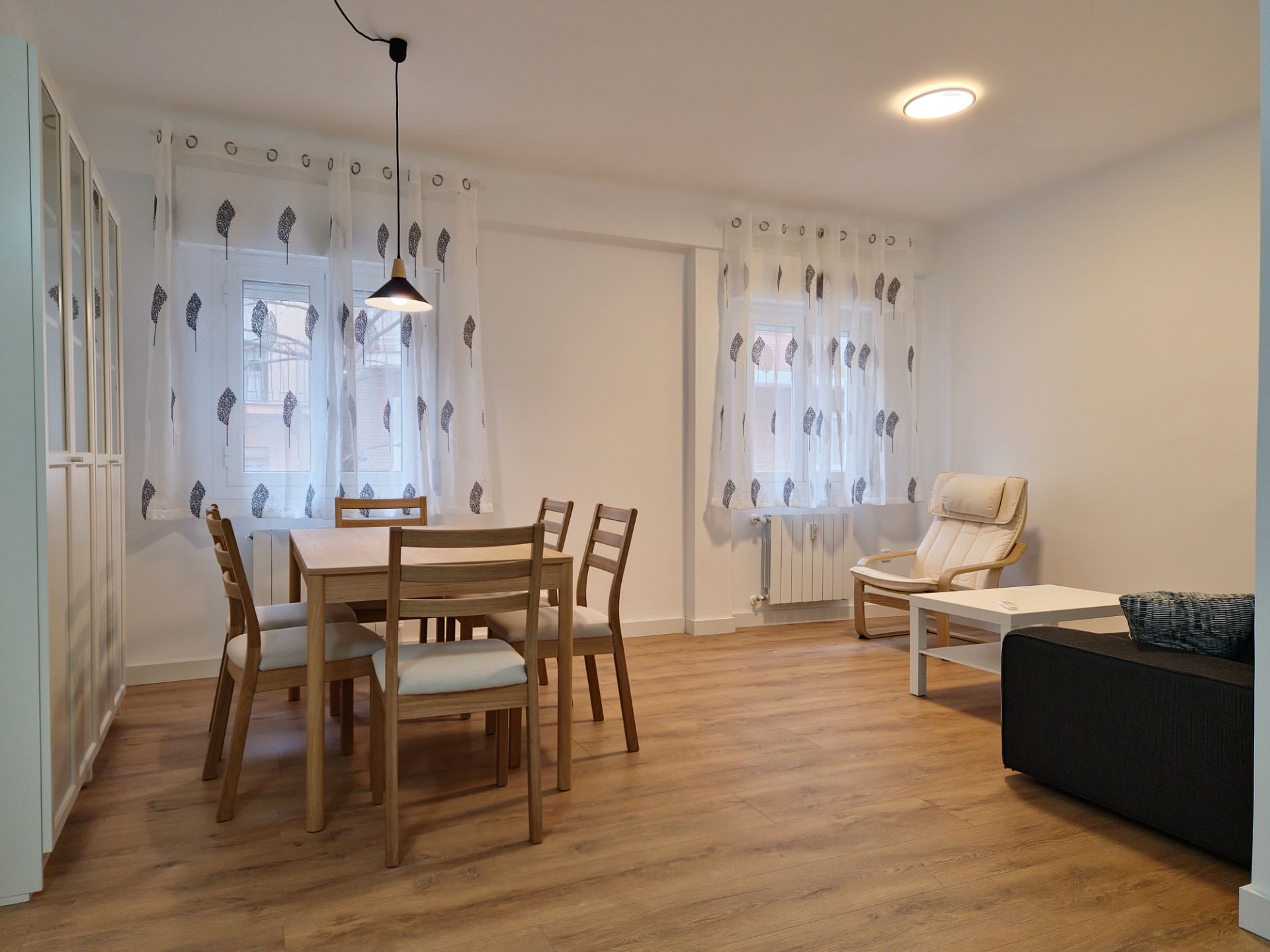 Living room of Flat to rent in  Madrid Capital  with Air Conditioner, Heating and Parquet flooring