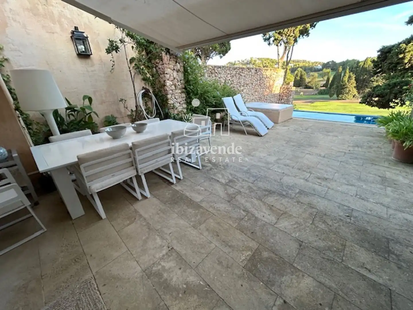 Garten von Einfamilien-Reihenhaus zur Miete in Santa Eulària des Riu mit Klimaanlage, Heizung und Parkett