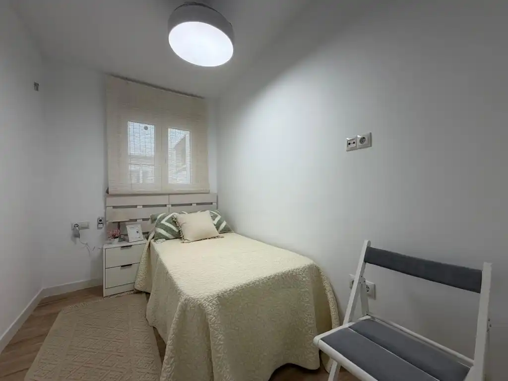 Dormitori de Apartament en venda en Torrevieja amb Aire condicionat, Jardí privat i Piscina