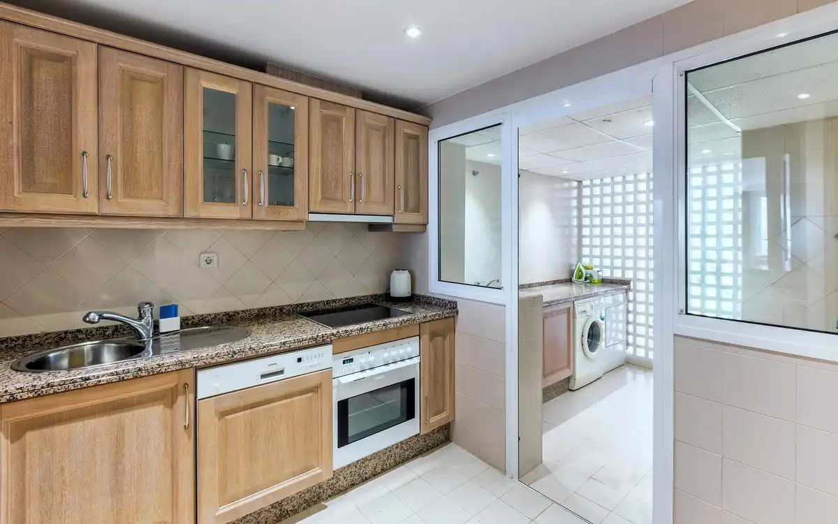Cuina de Dúplex de lloguer en Marbella amb Aire condicionat, Terrassa i Traster