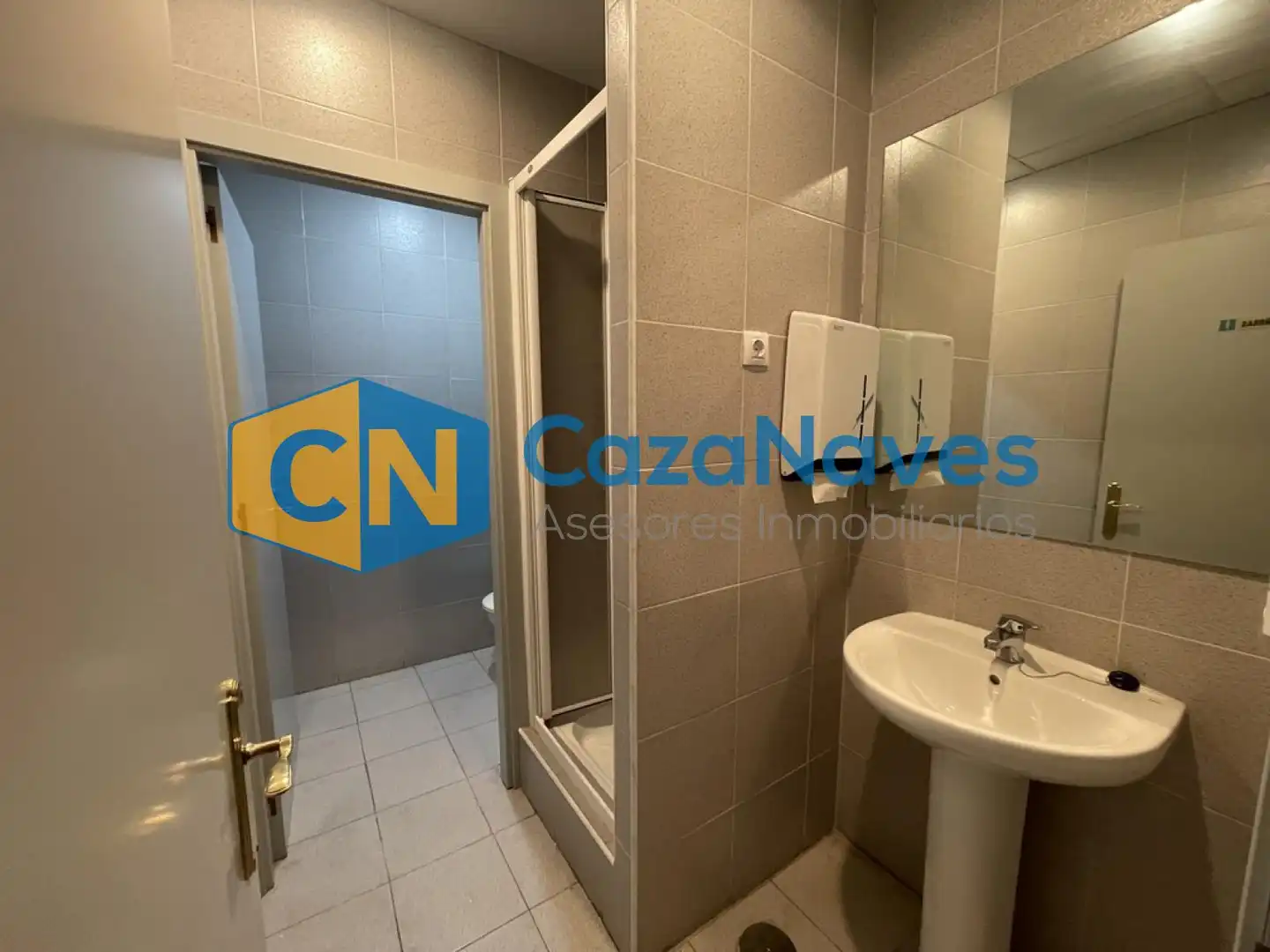 Badezimmer von Fabrikhallen zum Verkauf in Coslada