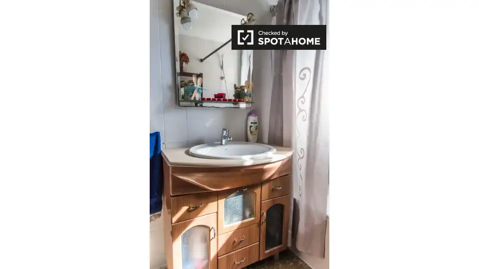 Bathroom of Flat for rent in Valencia  with Air Conditioner, Heating and Furnished
