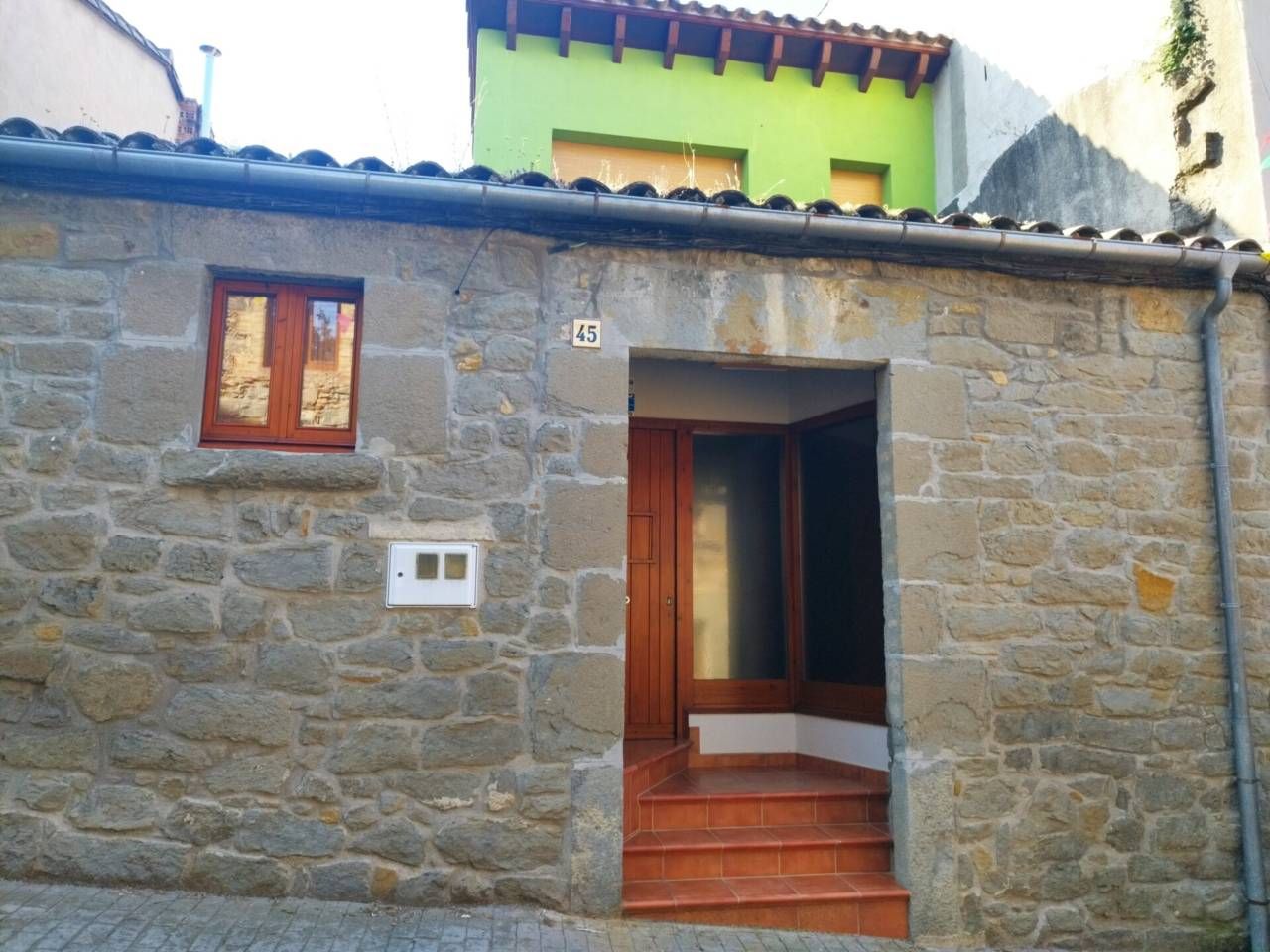 Vista exterior de Casa o xalet de lloguer en L'Esquirol amb Calefacció i Jardí privat