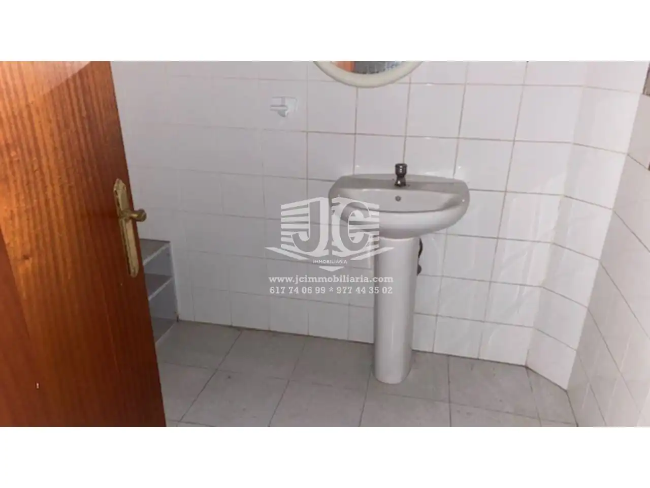 Bathroom of Commercial properties for rent in Tortosa