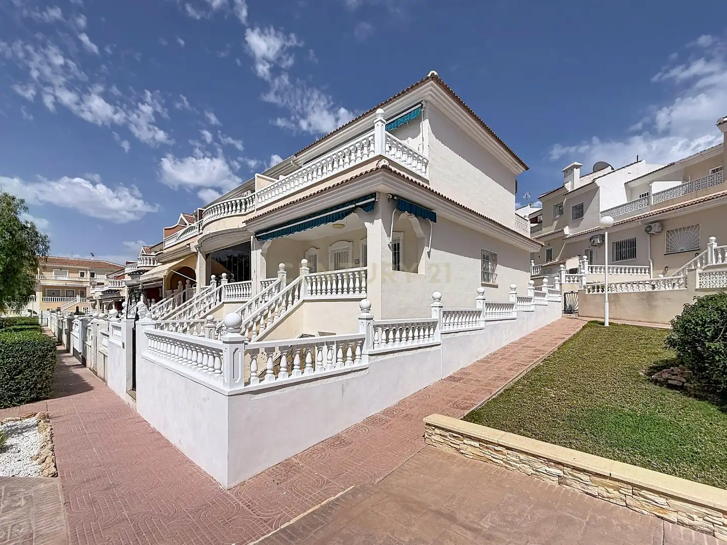 Vista exterior de Casa adosada en venda en Benijófar amb Aire condicionat i Piscina comunitària