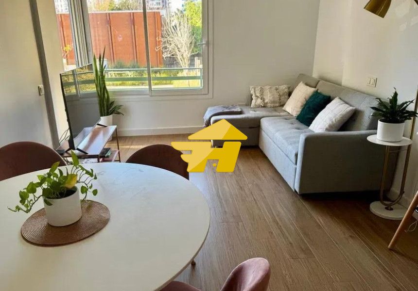 Sala d'estar de Pis de lloguer en Málaga Capital amb Aire condicionat, Jardí privat i Moblat