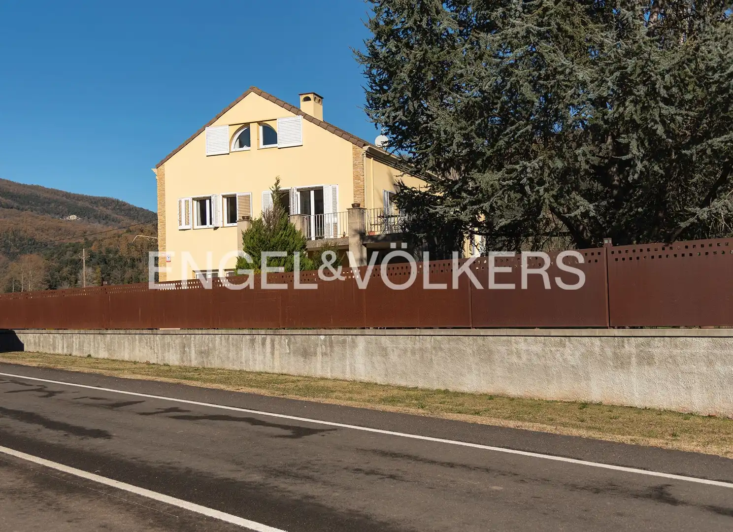 Vista exterior de Casa o xalet en venda en La Vall d'en Bas amb Aire condicionat, Calefacció i Jardí privat