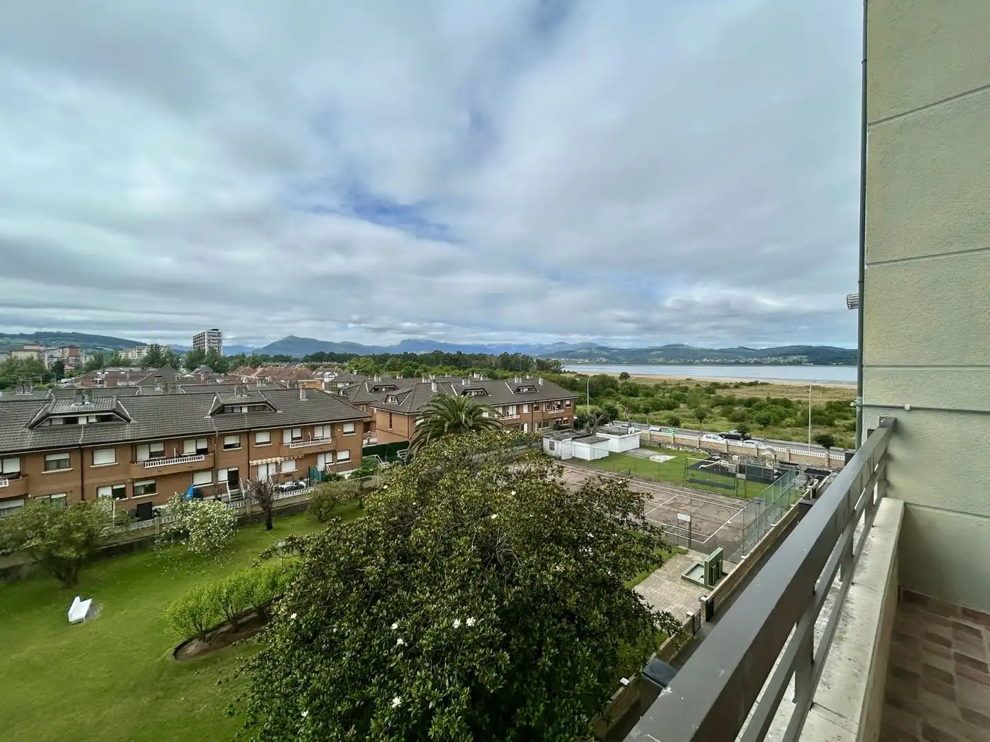 Vista exterior de Piso en venta en Laredo con Calefacción y Terraza