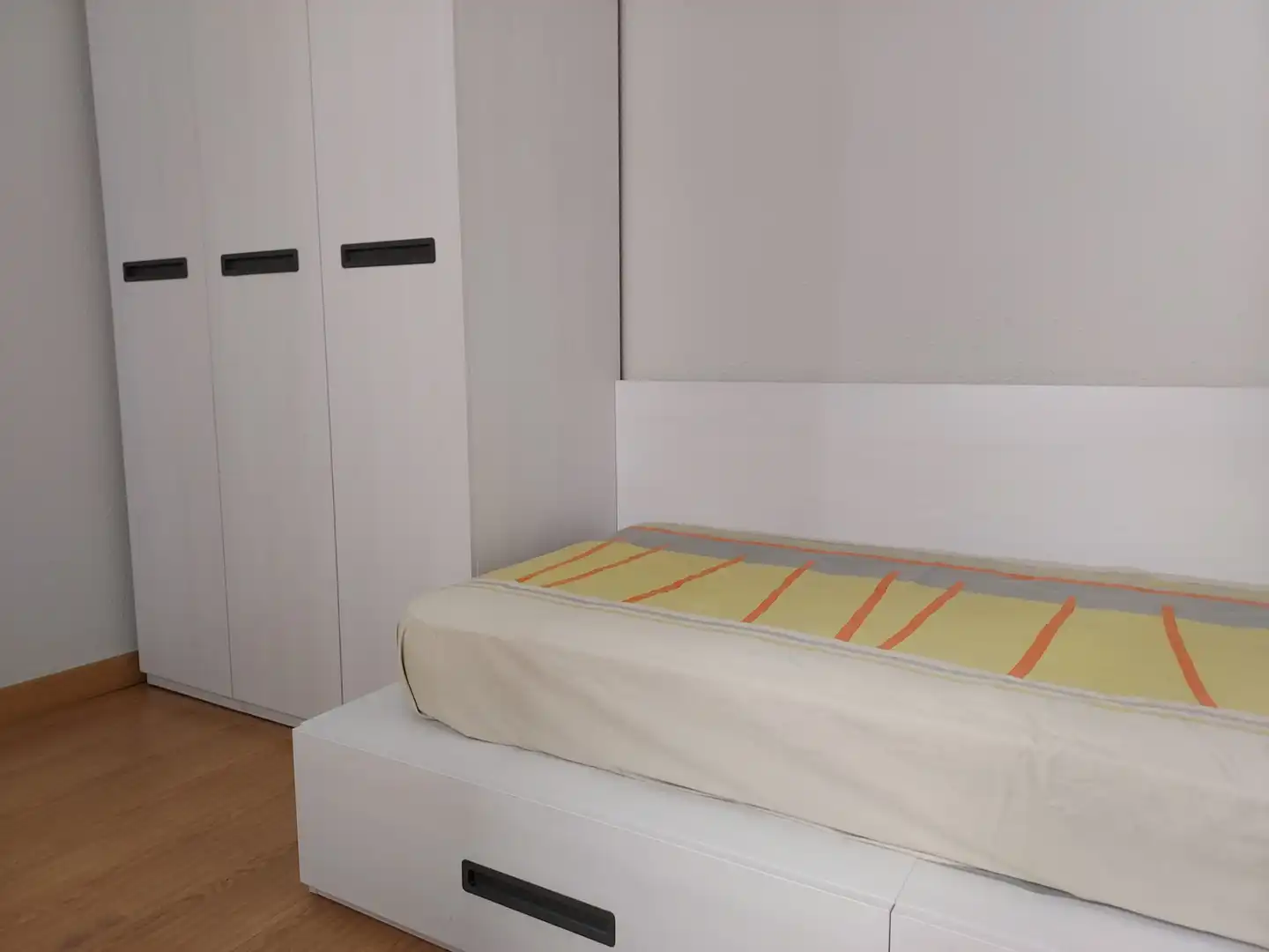 Dormitori de Pis de lloguer en  Pamplona / Iruña amb Calefacció, Parquet i Moblat