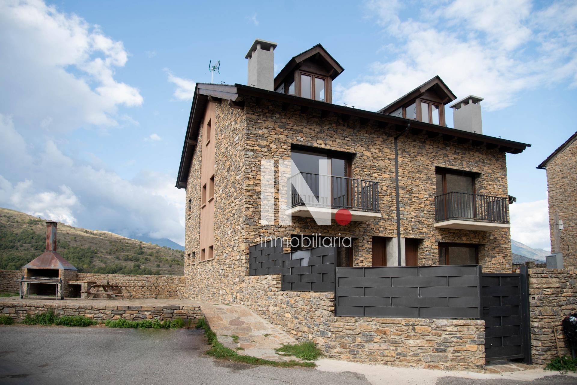 Vista exterior de Casa adosada en venda en Sort