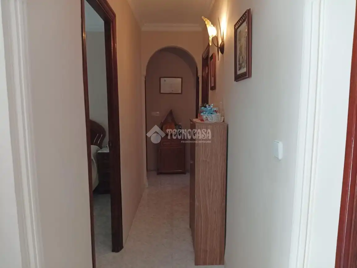Flat for sale in Arahal  with Air Conditioner and Balcony