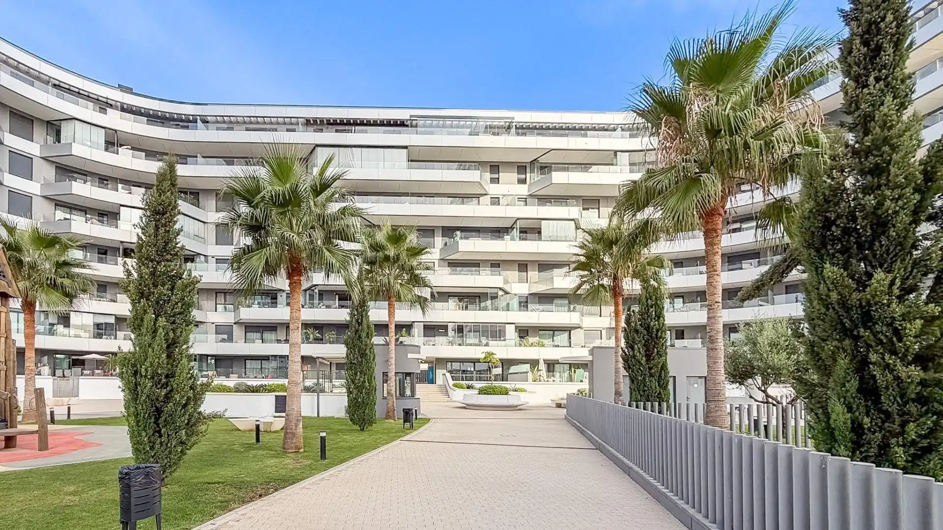 Außenansicht von Wohnung zur Miete in Málaga mit Klimaanlage, Heizung und Privatgarten