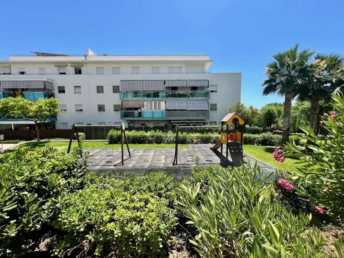 Vista exterior de Pis en venda en Vélez-Málaga amb Aire condicionat, Piscina i Balcó