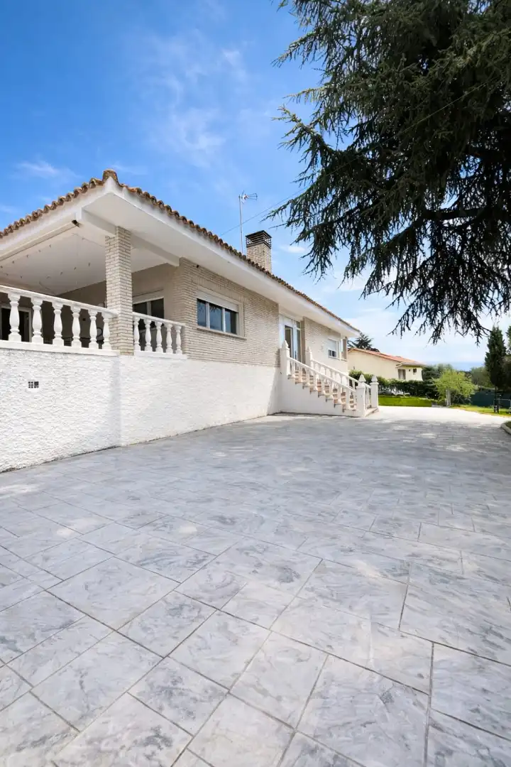 Vista exterior de Casa o xalet en venda en El Escorial amb Aire condicionat, Calefacció i Jardí privat