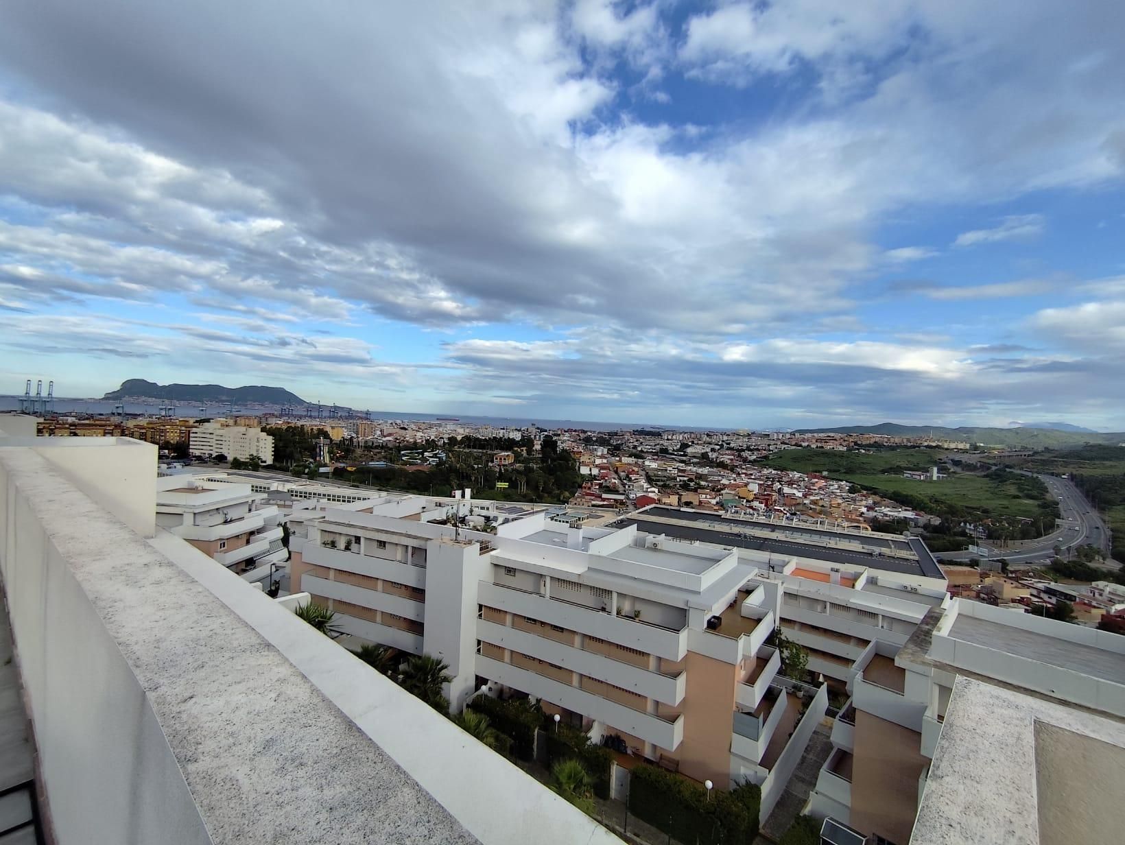 Vista exterior de Àtic en venda en Algeciras amb Aire condicionat, Terrassa i Traster