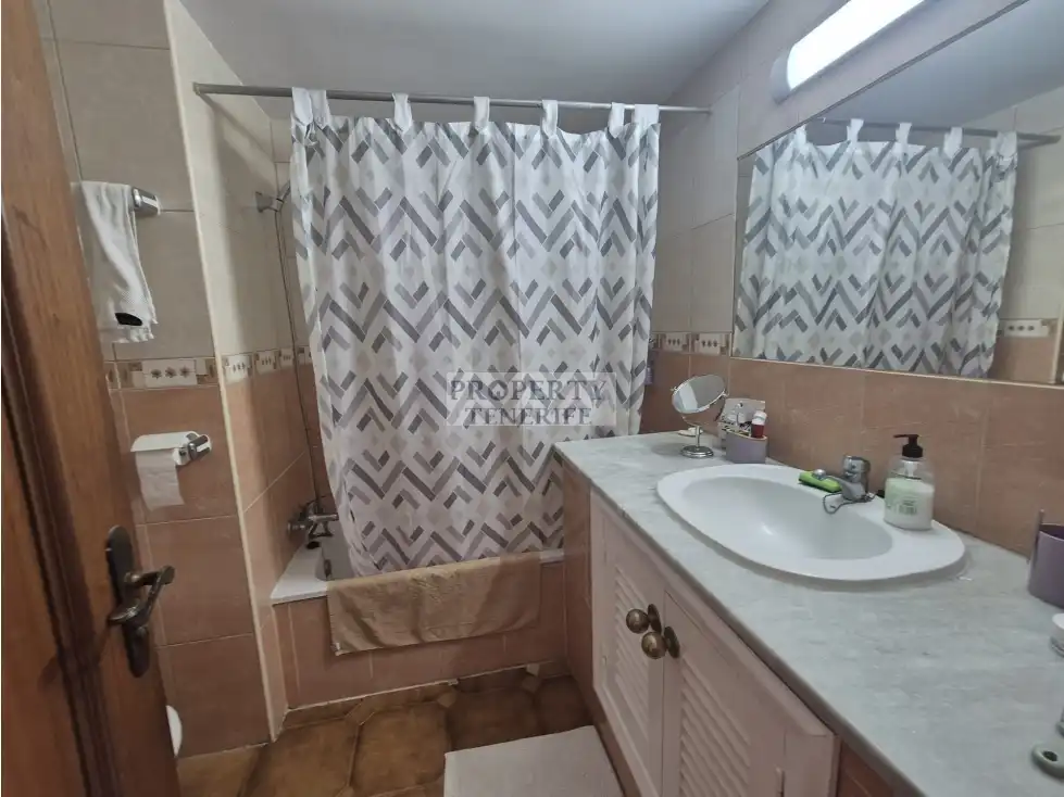 Baño de Estudio en venta en Adeje con Terraza, Piscina y Amueblado