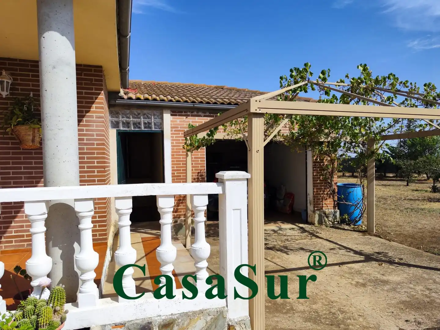 Vista exterior de Casa o xalet en venda en Cubillas de Santa Marta amb Calefacció, Jardí privat i Terrassa