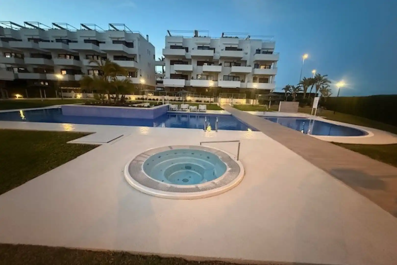 Piscina de Ático en venta en Orihuela con Aire acondicionado, Calefacción y Jardín privado