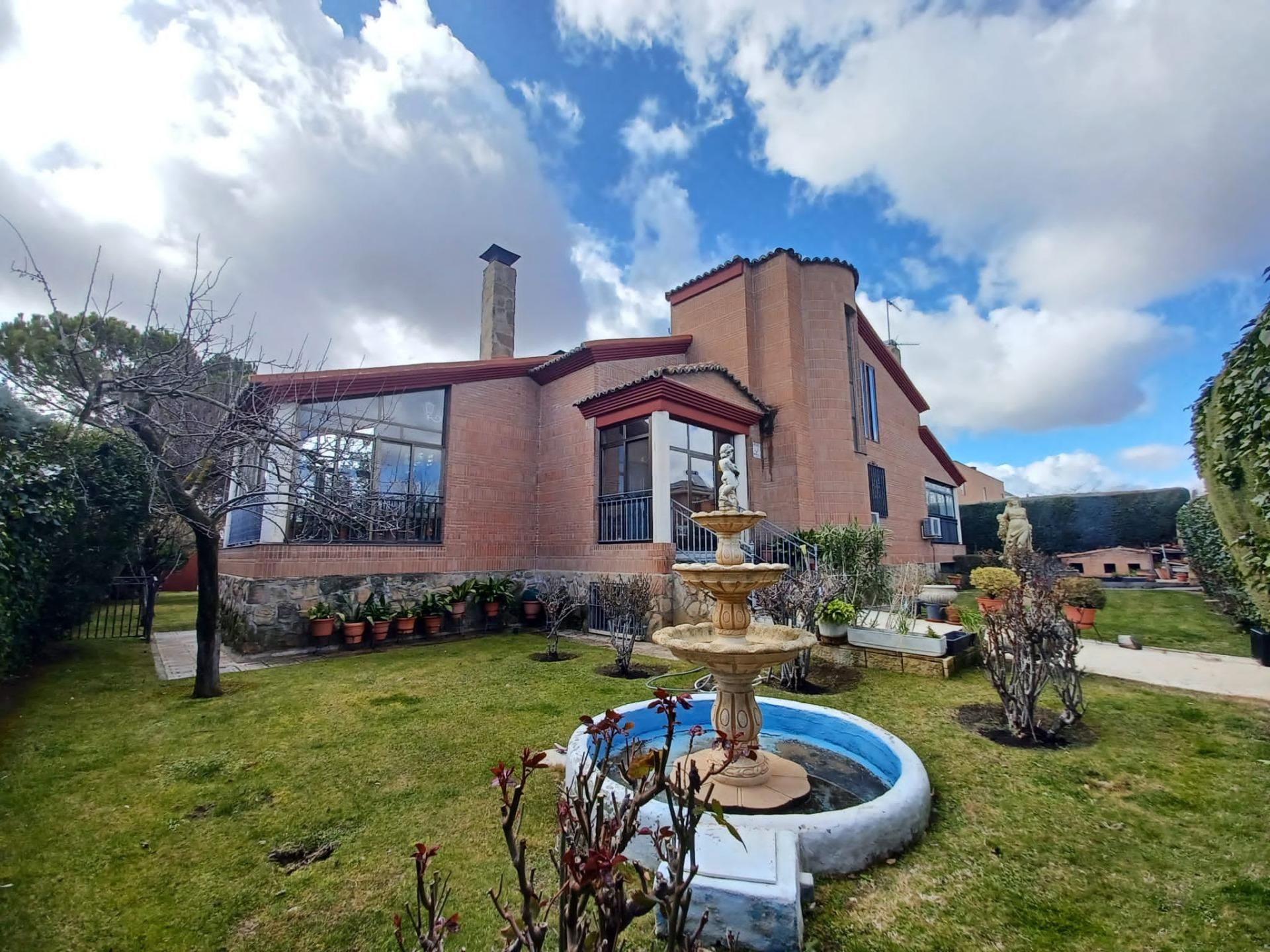 Vista exterior de Casa o xalet en venda en Villalbilla amb Calefacció, Jardí privat i Terrassa