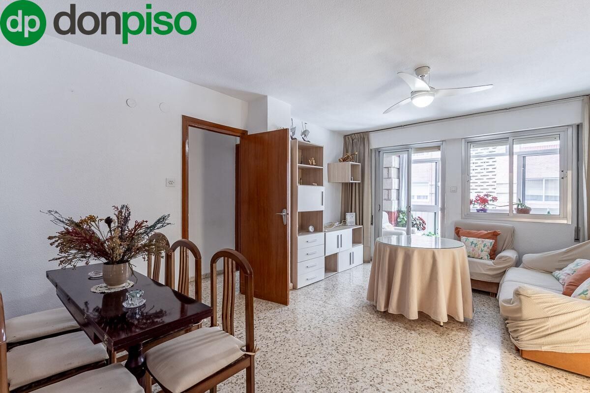 Living room of Flat for sale in  Granada Capital  with Air Conditioner and Balcony