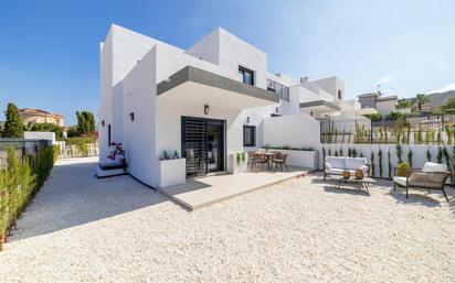 Vista exterior de Casa o xalet en venda en Busot amb Aire condicionat, Jardí privat i Terrassa