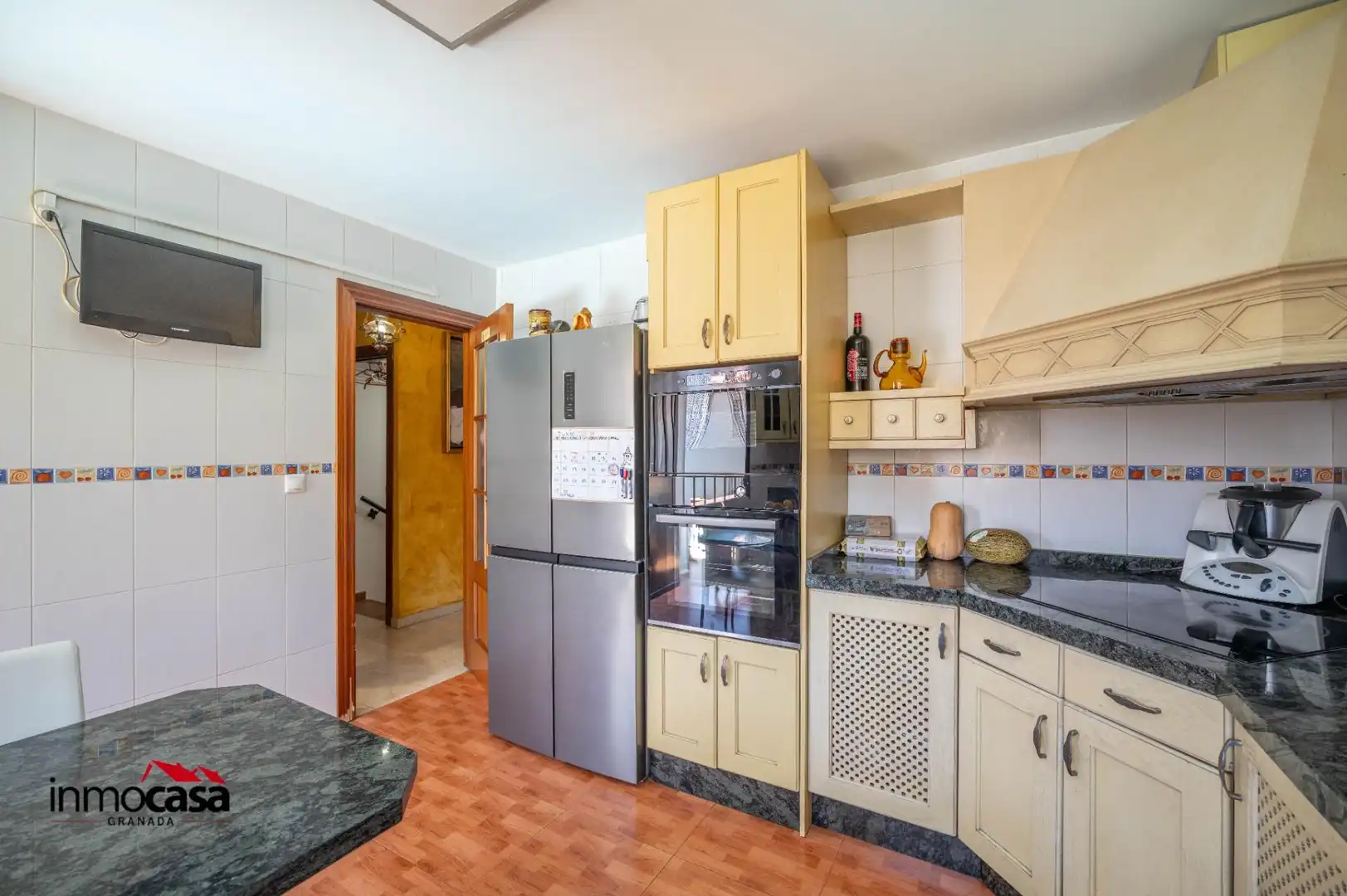 Cocina de Casa adosada en venta en Jun con Aire acondicionado, Jardín privado y Piscina