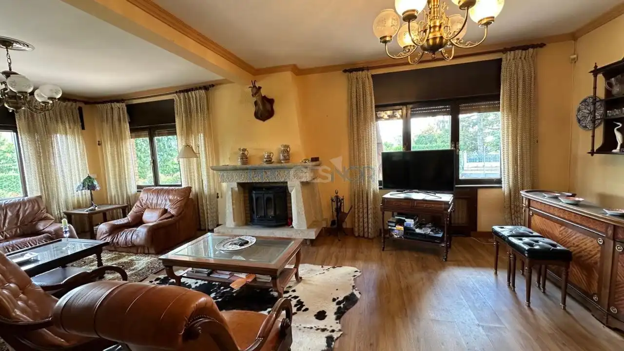 Sala d'estar de Casa o xalet en venda en Mansilla de las Mulas amb Calefacció, Jardí privat i Piscina