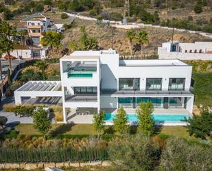 Vista exterior de Casa o xalet en venda en Benalmádena amb Aire condicionat, Terrassa i Piscina