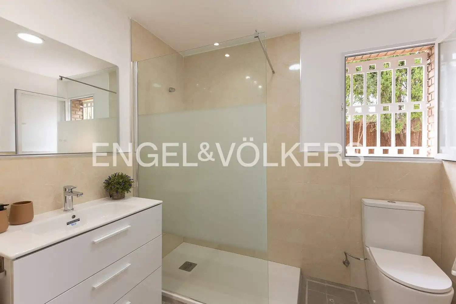 Bathroom of Houses for rent in Rocafort  with Air Conditioner, Heating and Private garden