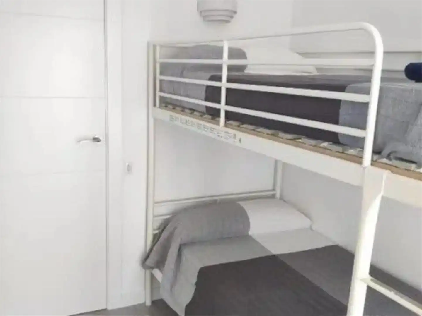 Schlafzimmer von Dachboden zum Verkauf in Blanes mit Schwimmbad und Balkon