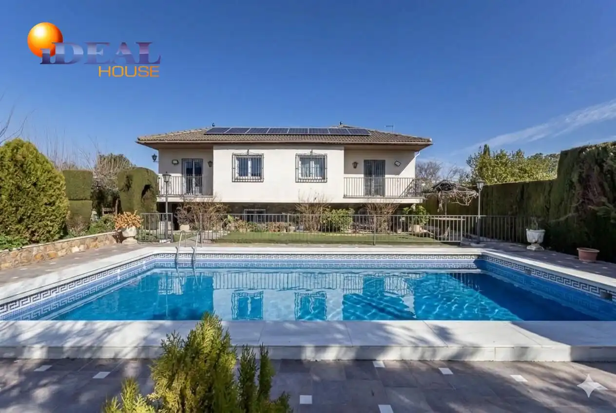 Xalet amb piscina en venda a Atarfe