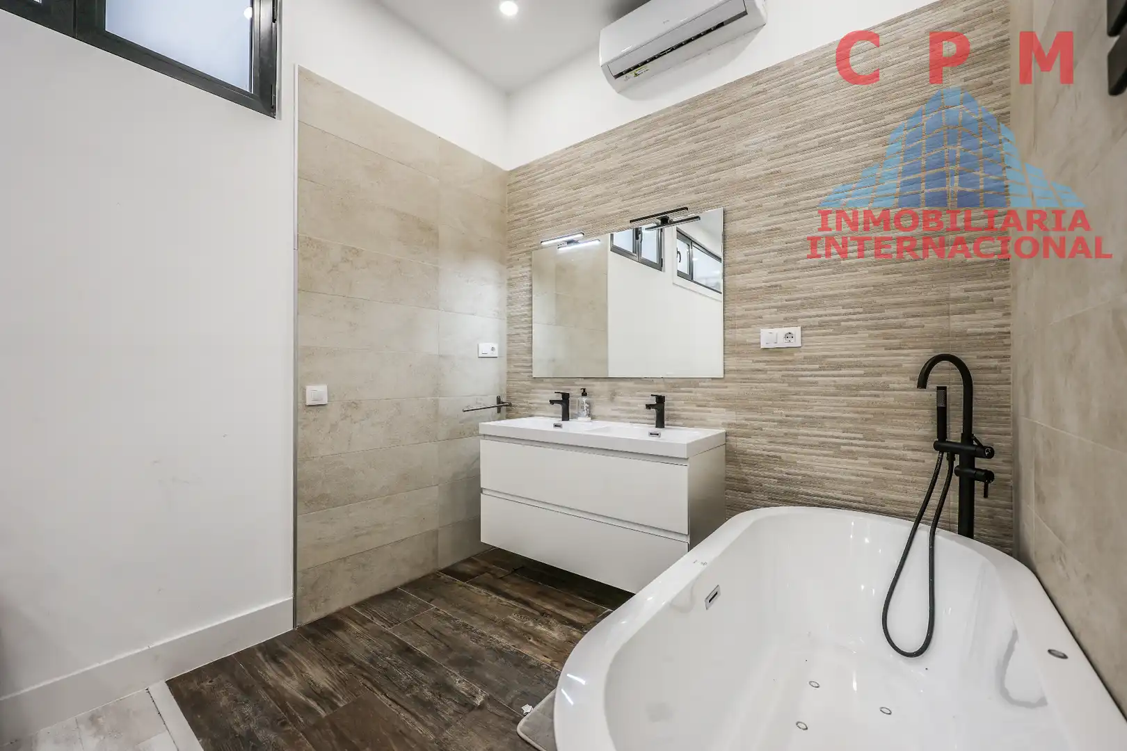 Bathroom of Flat for rent in Madrid  with Air Conditioner, Heating and Parquet flooring