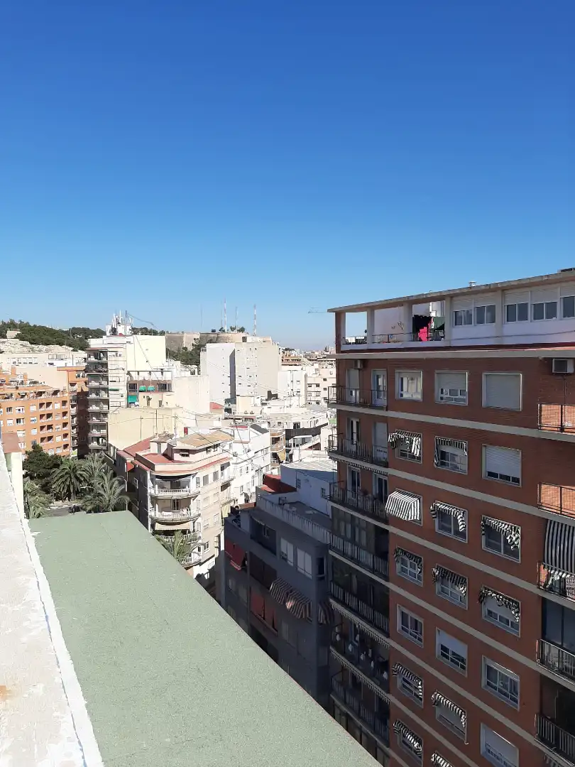 Vista exterior de Àtic de lloguer en Alicante / Alacant amb Aire condicionat, Parquet i Terrassa