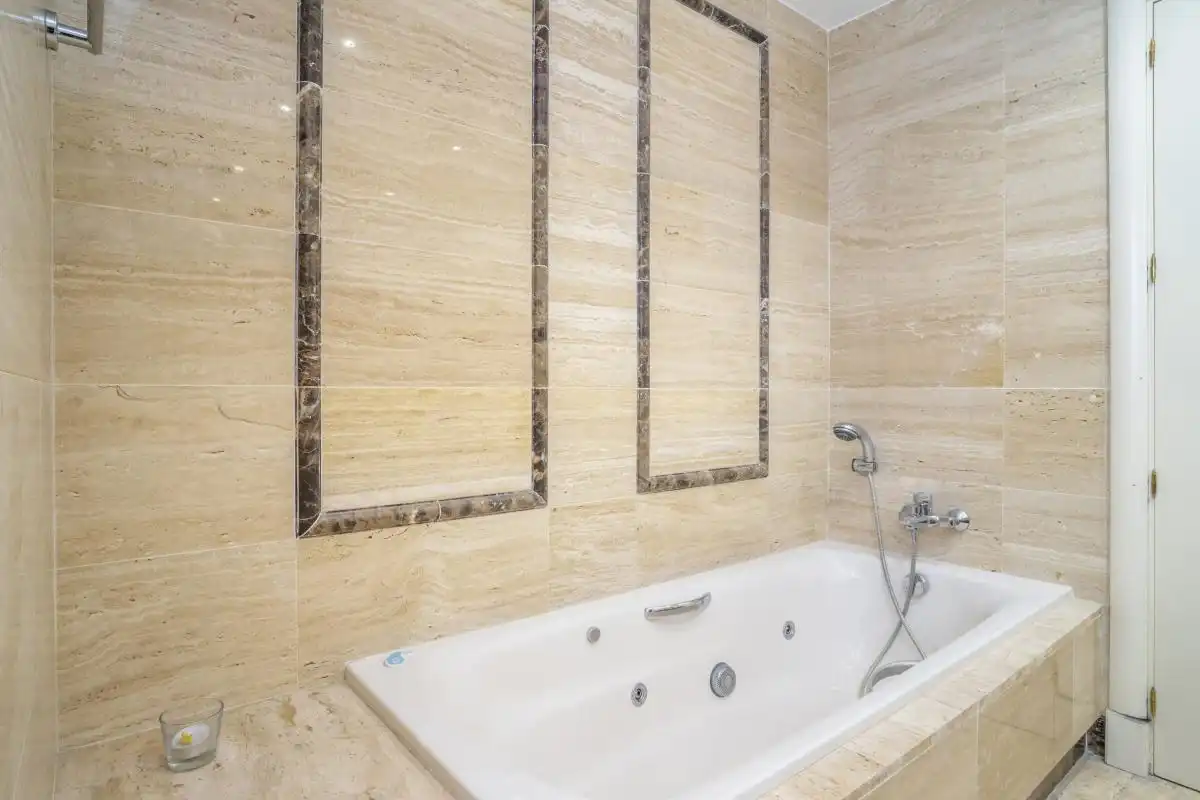 Badezimmer von Erdgeschoss zum Verkauf in Marbella mit Klimaanlage, Heizung und Privatgarten