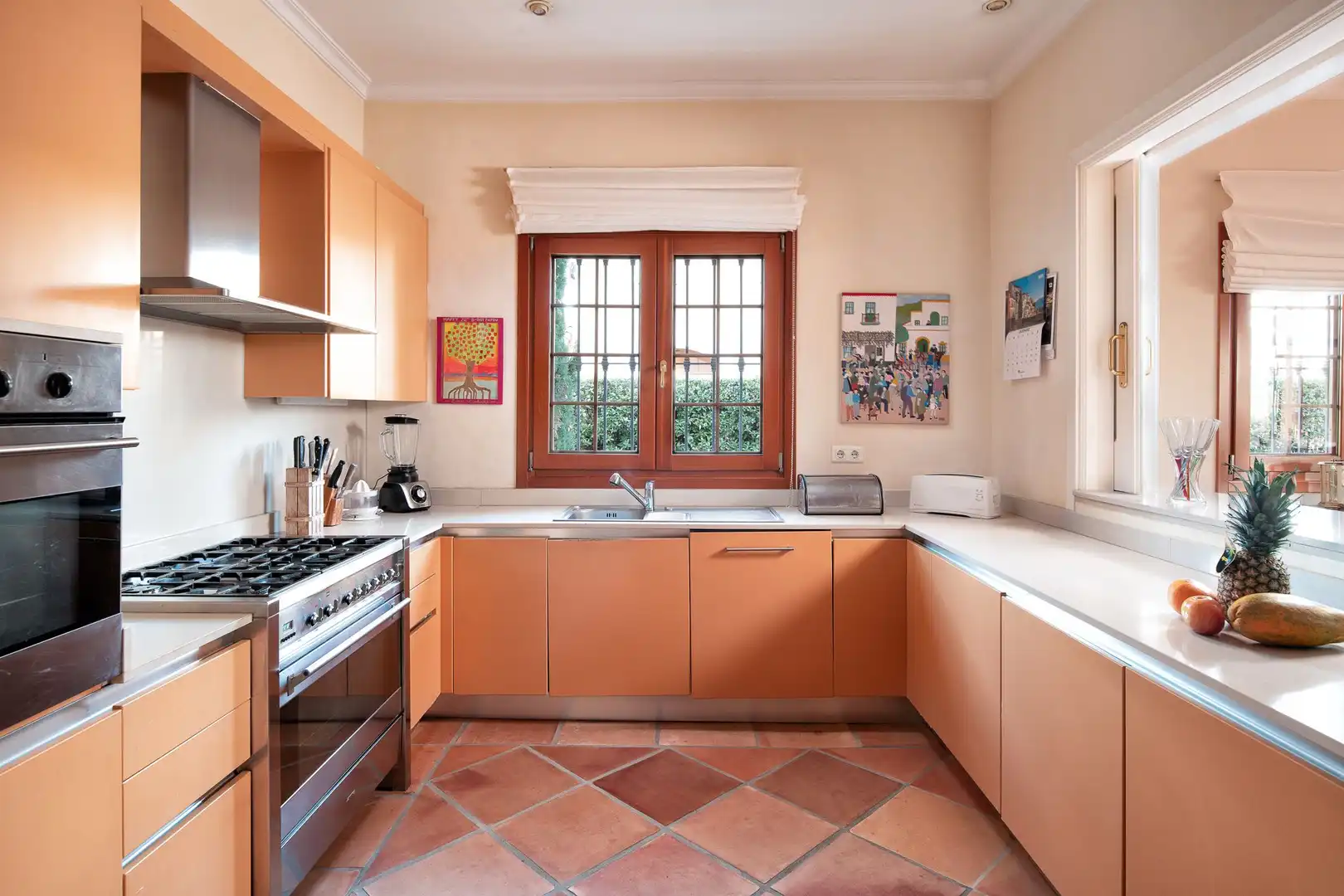 Cocina de Casa o chalet de alquiler en Estepona con Aire acondicionado, Jardín privado y Terraza