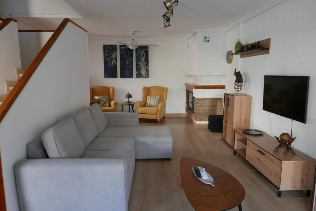 Sala d'estar de Casa adosada de lloguer en Alicante / Alacant amb Aire condicionat, Calefacció i Jardí privat