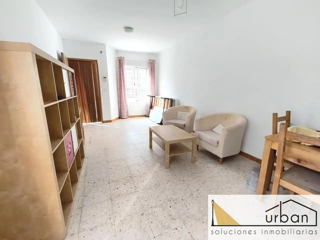 Sala d'estar de Casa adosada en venda en Chipiona amb Terrassa