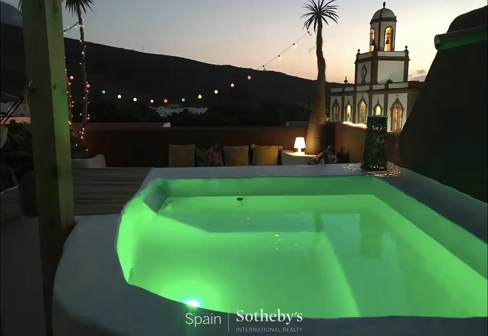 Schwimmbecken von Einfamilien-Reihenhaus zum Verkauf in Agaete mit Klimaanlage, Privatgarten und Terrasse