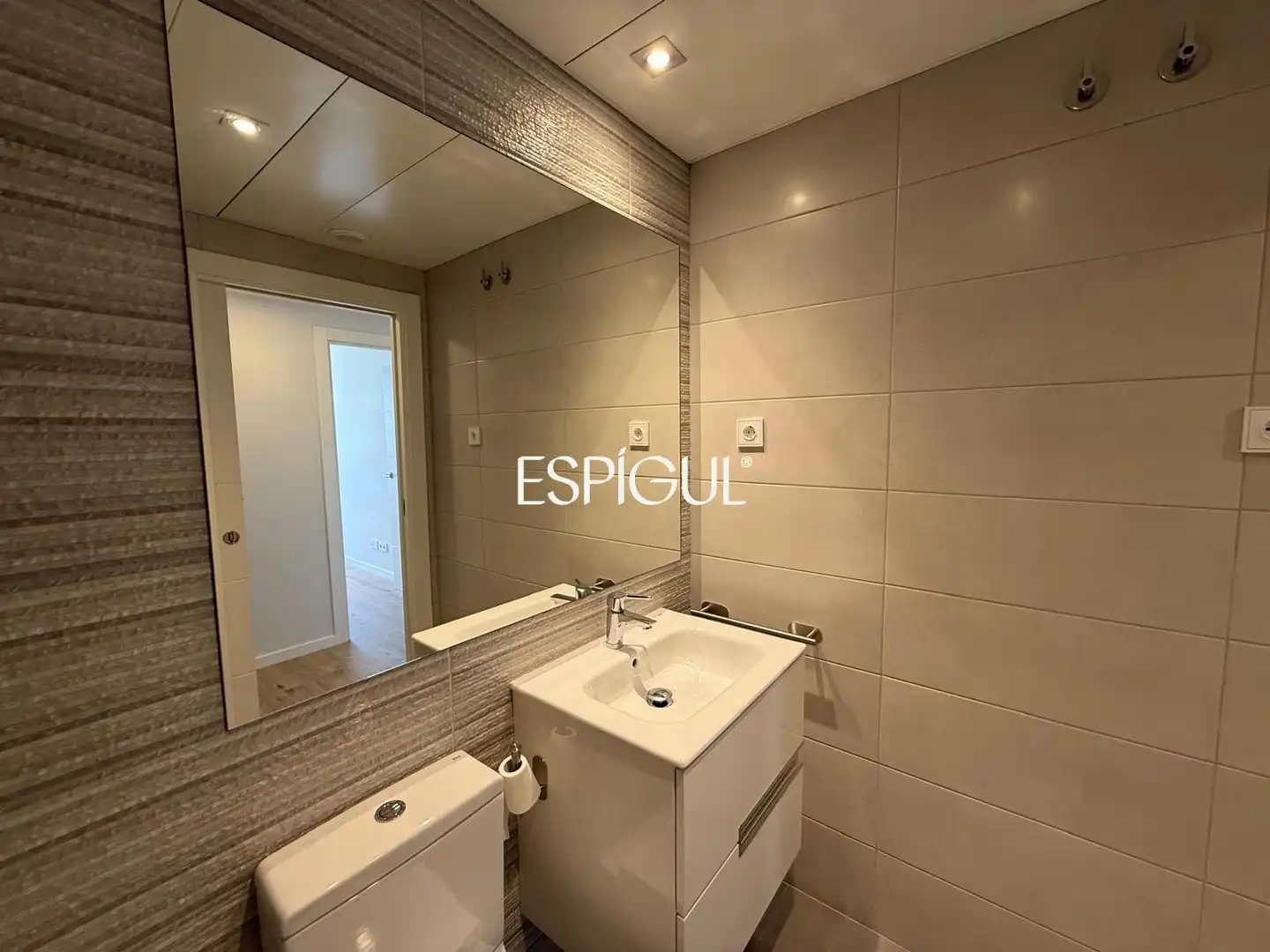 Bany de Pis de lloguer en Girona amb Aire condicionat, Calefacció i Terrassa