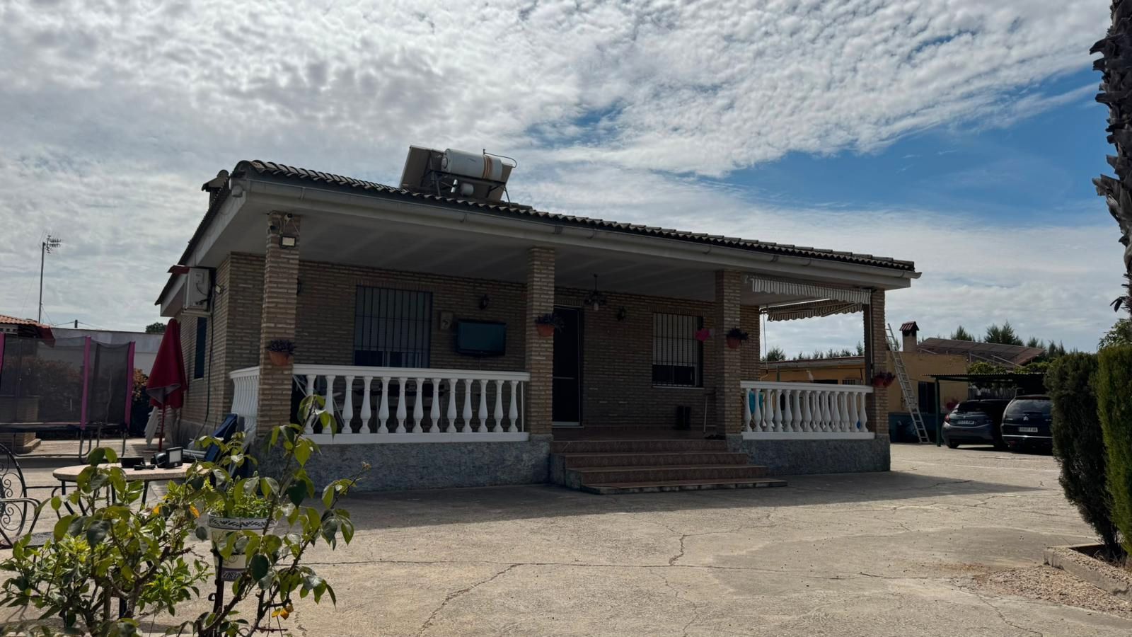 Vista exterior de Casa o xalet en venda en Carmona amb Aire condicionat i Piscina