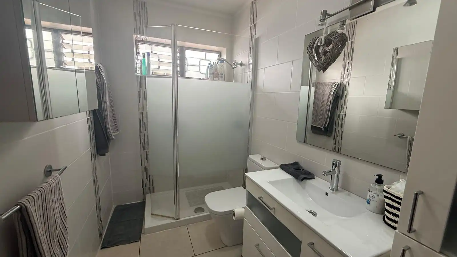 Badezimmer von Erdgeschoss zum Verkauf in Arona mit Privatgarten, Terrasse und Abstellraum
