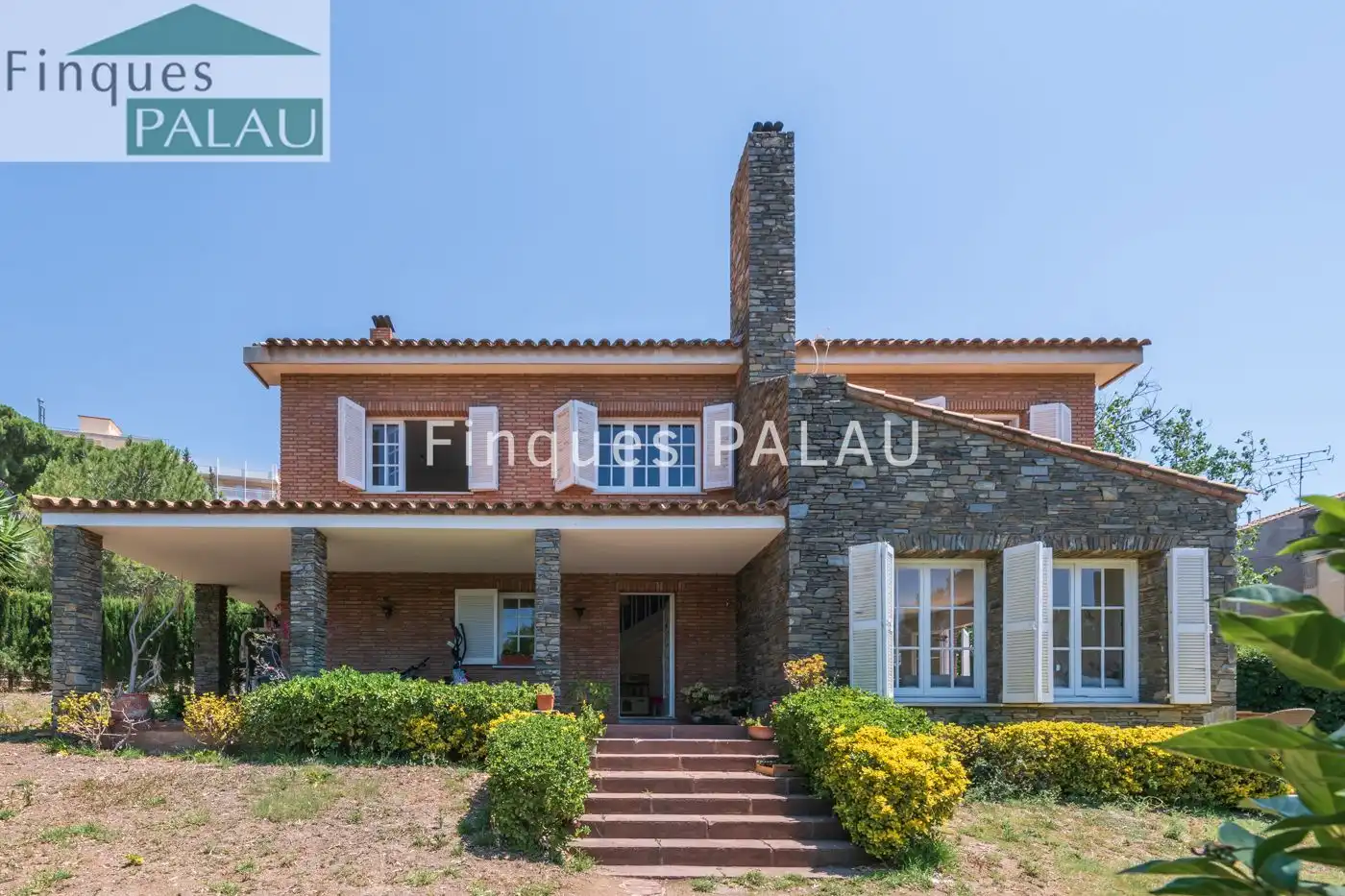 Vista exterior de Casa o xalet de lloguer en Sant Just Desvern amb Calefacció, Jardí privat i Traster