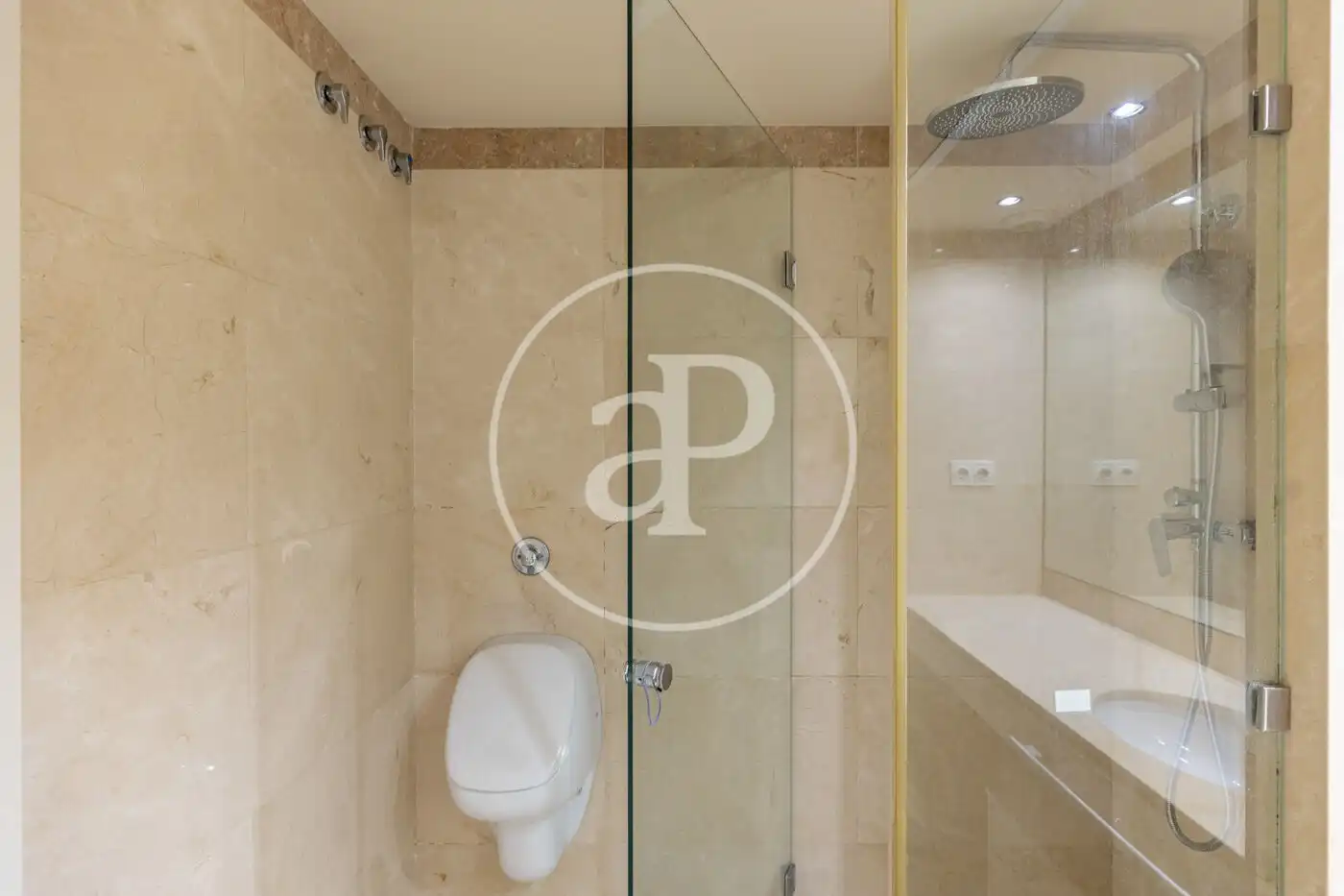 Baño de Piso en venta en Barcelona con Aire acondicionado, Calefacción y Jardín privado