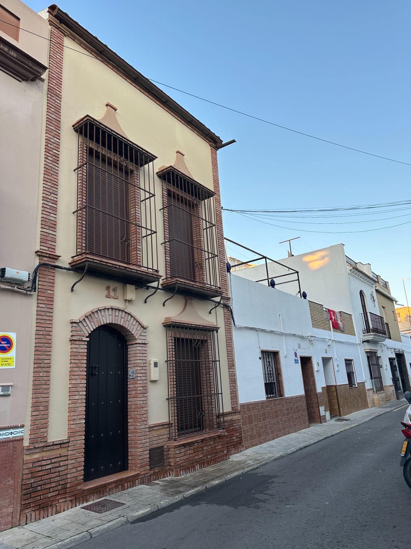 Vista exterior de Casa o xalet en venda en Utrera amb Terrassa
