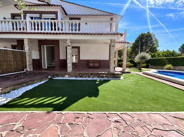 Casa amb balcó en venda a Els Terrers